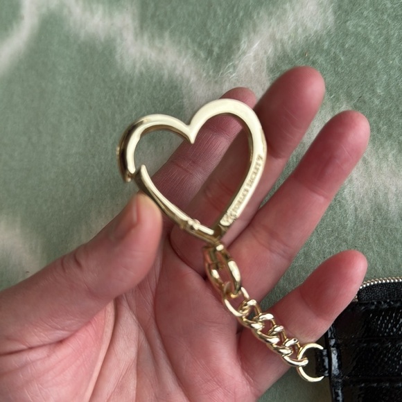 Victoria’s Secret black wallet with Pink Lips and gold Heart Keychain - Picture 3 of 7